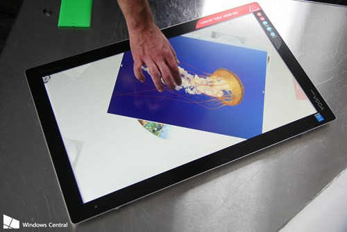 Ẩn sau thiết kế chỉ dày 19,5mm của YOGA Home 900 là panel màn hình LED 27 inch hỗ trợ độ phân giải Full HD với khả năng nhận diện đồng thời 10 điểm cảm ứng. Hiện tại, người dùng có khá nhiều tùy chọn nội lực của máy từ bộ xử lý Intel Core i5 cho đến Core i7 (Broadwell), dung lượng RAM có thể nâng cấp tối đa đến mức 8GB.