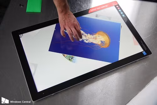 Ẩn sau thiết kế chỉ dày 19,5mm của YOGA Home 900 là panel màn hình LED 27 inch hỗ trợ độ phân giải Full HD với khả năng nhận diện đồng thời 10 điểm cảm ứng. Hiện tại, người dùng có khá nhiều tùy chọn nội lực của máy từ bộ xử lý Intel Core i5 cho đến Core i7 (Broadwell), dung lượng RAM có thể nâng cấp tối đa đến mức 8GB.