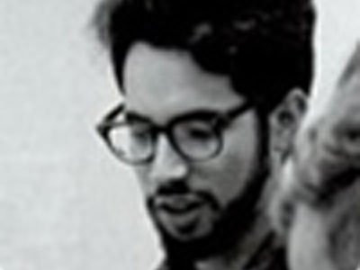  4. Steve Jobs là một học sinh mới tại Cupertino Junior High School, và Bill Fernandez đã gặp ông. Fernandez cũng là bạn và hàng xóm của Steve Wozniak. Khi Apple được Jobs và Woz thành lập, họ đã mời Fernandez là nhân viên đầu tiên của công ty. Ông làm việc cho Apple đến năm 1993 và chuyển sang một công ty dữ liệu tên là Ingres.