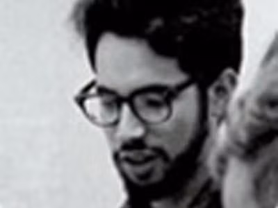  4. Steve Jobs là một học sinh mới tại Cupertino Junior High School, và Bill Fernandez đã gặp ông. Fernandez cũng là bạn và hàng xóm của Steve Wozniak. Khi Apple được Jobs và Woz thành lập, họ đã mời Fernandez là nhân viên đầu tiên của công ty. Ông làm việc cho Apple đến năm 1993 và chuyển sang một công ty dữ liệu tên là Ingres.