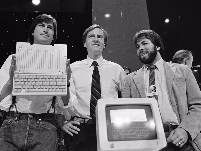  1. Steve Wozniak là nhân viên mang số 1 và là chuyên gia kỹ thuật cho Apple vào thời điểm ấy. Tuy mang số 1 nhưng Woz không hề có ý định ở lại với Apple. Ông đã được lời mời làm việc tại HP sau đó.