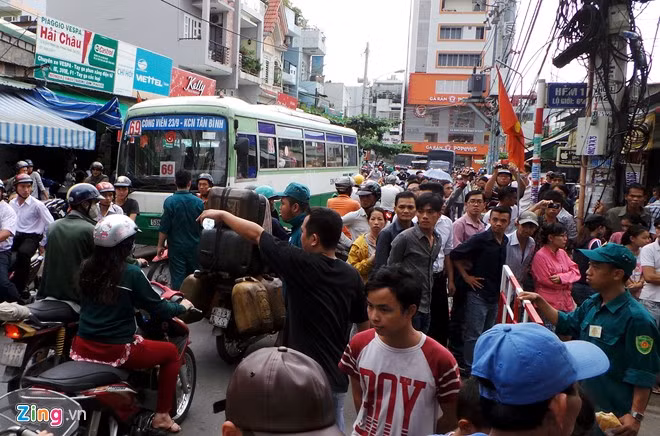 Người hiếu kỳ tập trung rất đông theo dõi khiến giao thông ùn tắc nghiêm trọng.