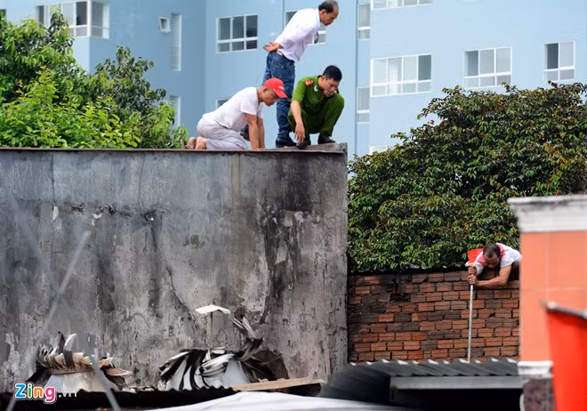 Một số người hỗ trợ lực lượng chức năng xem xét hiện trường.