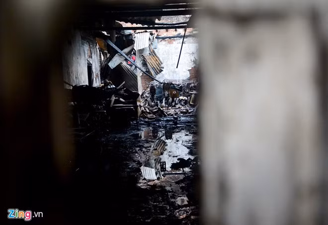 Sau khi dập tắt đám cháy, nhà chức trách đóng cửa quán để điều tra nguyên nhân vụ việc.