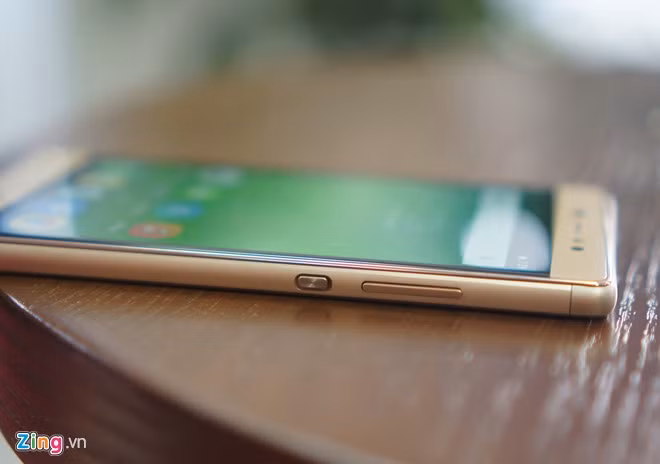 Nút nguồn cách điệu và nút tăng, giảm âm lượng ở cạnh phải.