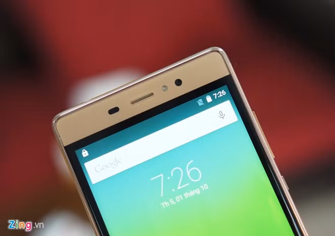 Máy có màn hình 5 inch 2,5D, độ phân giải HD 720p, dùng tấm nền IPS cho khả năng hiển thị ổn, góc nhìn rộng, độ sáng tốt.Người dùng cũng có thể cá nhân hoá khả năng hiển thị của máy nhờ công nghệ Miravision, giúp tinh chỉnh màu cơ bản trên màn hình, độ tương phản, độ bão hoà...