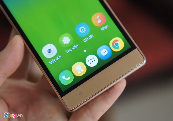 Máy có 3 phím điều hướng cảm ứng đặt ngoài màn hình. Người dùng có thể tuỳ chọn 4 theme khác nhau để thay đổi. Trong ảnh là theme có tên Small Fresh.