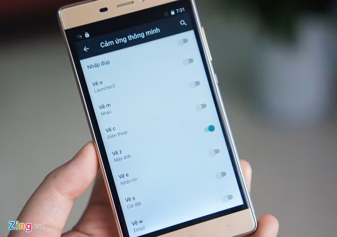 Một trong những tính năng hay của Massgo Vi5 là cảm ứng thông minh, cho phép người dùng tuỳ chọn giao tiếp với máy bằng cử chỉ như nhấn đúp để mở khoá màn hình, vẽ chữ để mở các ứng dụng quen thuộc. Điều này giúp tiết kiệm tối đa thời gian mở máy, chạy ứng dụng.