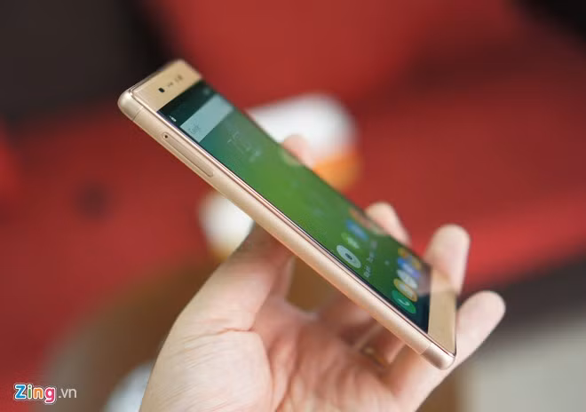 Khay SIM và khe cắm thẻ nhớ được làm tinh tế. Thiết bị này mỏng 7,4 mm.