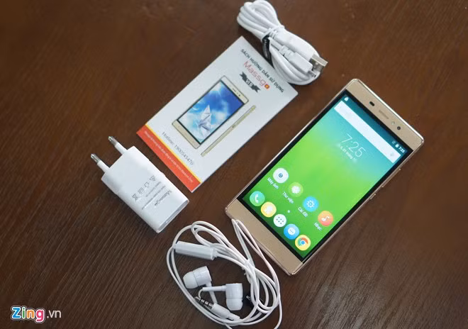 Phụ kiện đi kèm theo máy gồm có sạc, cáp, tai nghe, sách hướng dẫn bằng tiếng Việt. Ngoài ra, nhà sản xuất còn tặng kèm người dùng một miếng dán màn hình và ốp lưng bằng nhựa dẻo. Đây là trang bị nhỏ, nhưng hữu dụng bởi người dùng khó tìm được miếng dán màn hình tương thích bên ngoài thị trường.