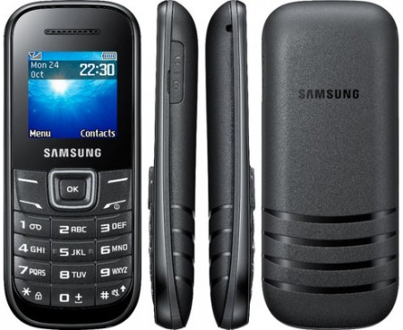  Samsung E1200 (350.000 đồng). Chiếc điện thoại thuộc hàng “siêu rẻ” của Samsung sở hữu cho mình một thiết kế bo tròn đặc trưng của hãng đến từ xứ sở Kim Chi. Kiểu dáng tổng thể trông mượt mà và hiện đại cùng mức giá rất rẻ, thương hiệu tốt giúp E1200 nhanh chóng được nhiều người dùng quan tâm và chọn làm “chú dế” luôn bên mình. Máy sở hữu một màn hình 1,5 inch độ phân giải 128 x 128 pixel, vừa đủ để nhìn rõ các nội dung và chữ đối với mắt người dùng bình thường. Vẫn giữ điểm nổi trội của dòng máy “siêu rẻ” này là thời lượng sử dụng rất tốt với viên pin dung lượng 800 mAh. Samsung E1200 có thể chứa tới 1,000 số trong danh bạ của mình, quá đủ cho nhu cầu liên lạc của đại đa số người dùng. Như nhiều mẫu máy khác, E1200 cũng được trang bị một đèn pin nhỏ phòng khi cần thiết.
