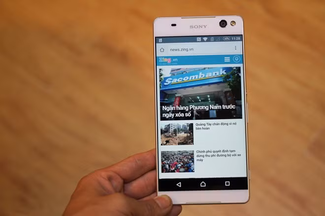  Sony Xperia C5 Ultra chính hãng (8 triệu đồng). C5 Ultra là smartphone tầm trung mới nhất của Sony vừa được đưa về Việt Nam. Máy nổi bật với thiết kế không viền – trang bị ngay cả những model cao cấp như dòng Z cũng không có được. Là một sản phẩm dòng C, model này có camera tự sướng chất lượng cao, độ phân giải lên đến 13 megapixel. Cấu hình của máy khá tốt với chip MediaTek 8 nhân tốc độ 1,7 GHz, RAM 2 GB và pin 2.930 mAh. Với màn hình 6 inch, đây là model thích hợp cho nhu cầu giải trí đa phương tiện của người dùng.