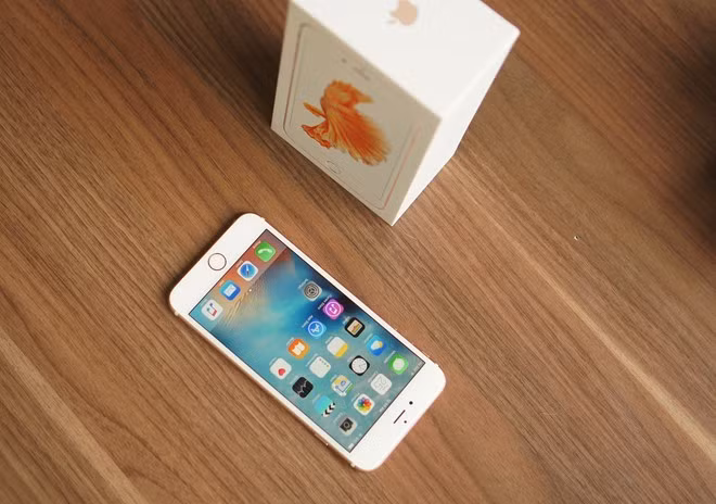  iPhone 6S Plus xách tay (từ 20 triệu đồng). Nếu muốn một sản phẩm màn hình lớn hơn, pin tốt hơn so với iPhone 6S, chiếc S6 Plus chính là lựa chọn dành cho bạn. Sản phẩm này có màn hình 5,5 inch, giữ nguyên những đặc điểm nổi bật của iPhone 6S như màn hình 3D Touch, tính năng chụp ảnh Live Photos hay quay video 4K. Máy còn có thêm tính năng chống rung quang học. Thực tế thị trường cho thấy, mức độ yêu chuộng cho sản phẩm iPhone 6S Plus năm nay cao hơn so với 6 Plus năm ngoái. Thời điểm hiện tại, giá bán của iPhone 6S Plus vẫn còn cao, nhưng đã ở mức khá tốt so với mọi năm.