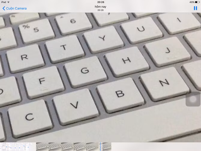  36. Phóng to, thu nhỏ đoạn video đang xem. Trên iOS 9, bạn có thể sử dụng các cử chỉ túm ngón tay quen thuộc để phóng to, thu nhỏ đoạn video hiện tại (bất kể là nó đang phát hay không). 