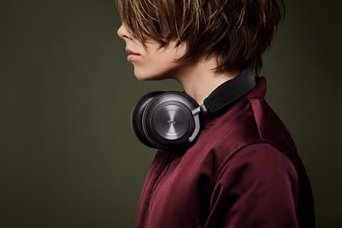 Không chỉ sở hữu ngoại hình đẹp, khả năng điều khiển cảm ứng với độ nhạy cao, Bang &amp; Olufsen BeoPlay H7 còn được tích hợp pin sạc dung lượng 770mAh hứa hẹn có thể cho thời lượng chơi nhạc không dây lên đến 20 giờ. Cũng theo nhà sản xuất, BeoPlay H7 mất trung bình chỉ hơn 2 giờ để sạc đầy pin. B&amp;O BeoPlay H7 hiện có giá bán khoảng 450 USD, tương đương khoảng 10 triệu đồng.