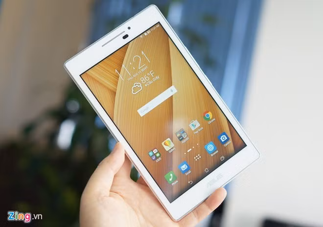 Asus ZenPad 7.0 (giá tham khảo 4,1 triệu). ZenPad 7 là mẫu tablet tầm trung từ Asus. Máy sở hữu thiết kế giống ví dành cho phụ nữ. Thiết kế này từng được sử dụng trên mẫu MemoPad 7 năm ngoái. Asus ZenPad 7 sở hữu cấu hình khá với chip Intel Atom x3-C3230 lõi tứ, đồ hoạ Mali-450, dung lượng lưu trữ trong 16 GB, RAM 2 GB. Ngoài bản 7 inch, Asus cũng giới thiệu thêm bản 8 inch. 