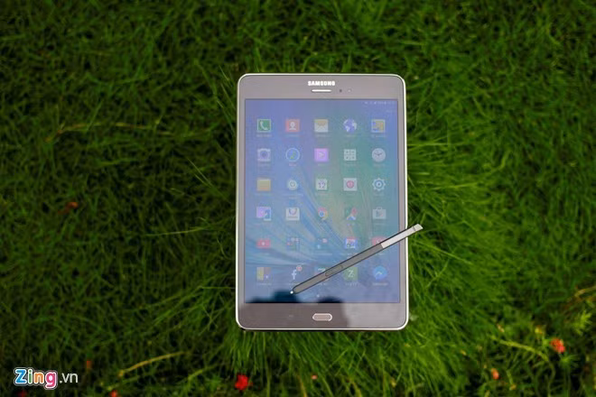  Samsung Galaxy Tab A 8.0 (Giá tham khảo: 6,9 triệu). Galaxy Tab A là dòng máy tính bảng khá thú vị từ Samsung với màn hình hiển thị tỷ lệ 4:3, bút S Pen đi kèm nhiều phần mềm thông minh trên dòng Galaxy Note. Máy nằm trong phân khúc phổ thông với 2 phiên bản là 8.0 inch và 9,7 inch. Ngoài những thay đổi về thiết kế thì Galaxy Tab A cũng trang bị cấu hình khá với chip Qualcomm Snapdragon 410 lõi tứ, tốc độ 1,2 GHz, RAM 2 GB, bộ nhớ trong 16 GB. Giao diện TouchWiz tùy biến trên nền tảng Android 5.0 Lollipop.