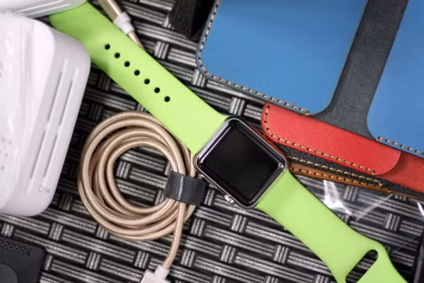 Apple Watch, ví da, cáp nối... tại bàn của chủ quán cả phê.