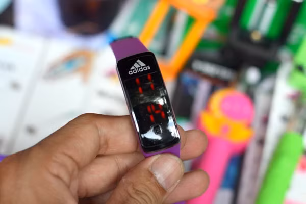 Mỗi chiếc đồng hồ như hình có giá 40.000 đồng.