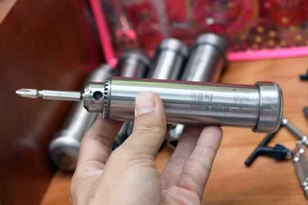 Chiếc máy khoan này do người Việt sáng chế. Khi cần khoan, gắn mũi khoan vào máy rồi dùng búa đóng. Mũi đang gắn trong hình được dùng để vặn vít.