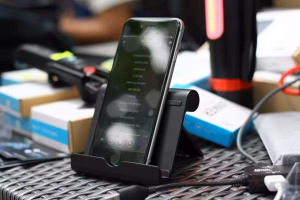 Chiếc đế bằng nhôm dùng để đặt đứng smartphone và các thiết bị khác như tablet, có thể xoay nhiều vị trí, giá 450.000 đồng.