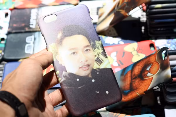 Để in hình tùy chọn lên vỏ máy, người mua phải trả thêm 20.000 đồng.