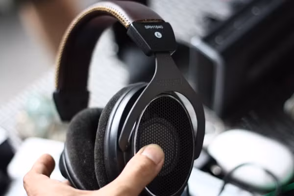 Chiếc tai nghe Shure SRH1840 đắt tiền.