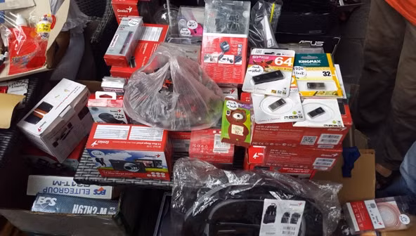 Gian hàng bán giảm giá những món đồ công nghệ nho nhỏ của một người làm trong lĩnh vực truyền thông. Ngoài các gian hàng bán đồ công nghệ, một số các gian hàng khác bán những món đồ khá độc đáo.