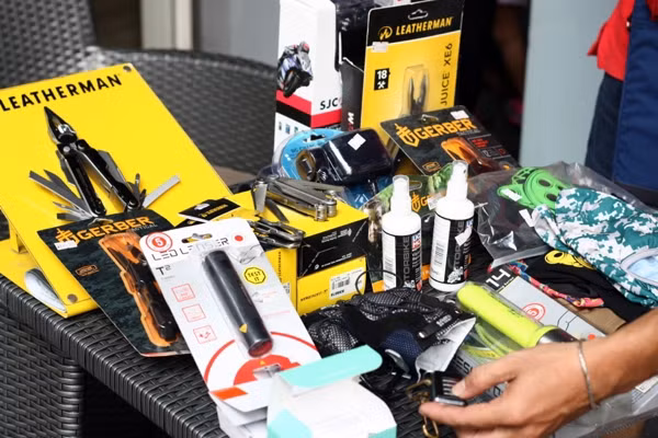 Gian hàng của một cửa hàng chuyên bán đồ đi "phượt".