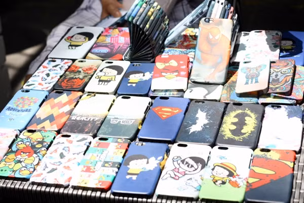 Một gian hàng bán ốp lưng cho iPhone 5, iPhone 6, iPhone 6 Plus với mức giá tương ứng là 80.000, 10.000, 120.000 đồng.