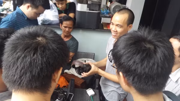 Một nhân vật quen thuộc trong giới công nghệ, anh Trần Mạnh Hiệp - chủ quán cà phê nơi diễn ra phiên chợ - cũng mang hàng đã qua sử dụng ra bán.