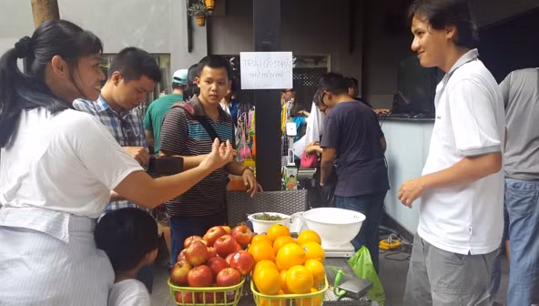 ...gian hàng bán trái cây nhập khẩu...