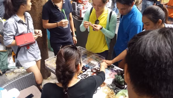 Một gian hàng bán vòng đeo tay...