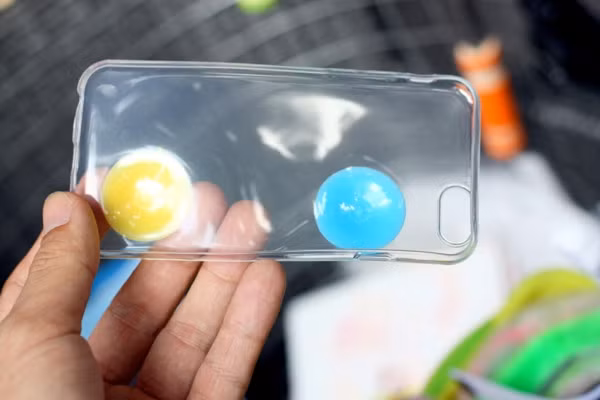 Mỗi "chú heo" màu sắc này có giá 10.000 đồng.