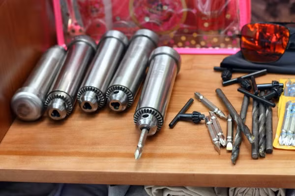 Chủ gian hàng bán máy khoan cầm tay này là nữ phóng viên một tờ báo nổi tiếng, đây là món hàng đầu tiên và duy nhất cô mang ra bán.