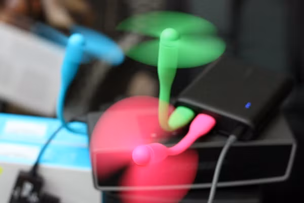 Những chiếc quạt cắm cổng USB đầy màu sắc, quạt khá mát, được bán giá 25-30 ngàn đồng mỗi chiếc.