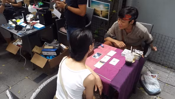 ... và cả một gian hàng bói vui.