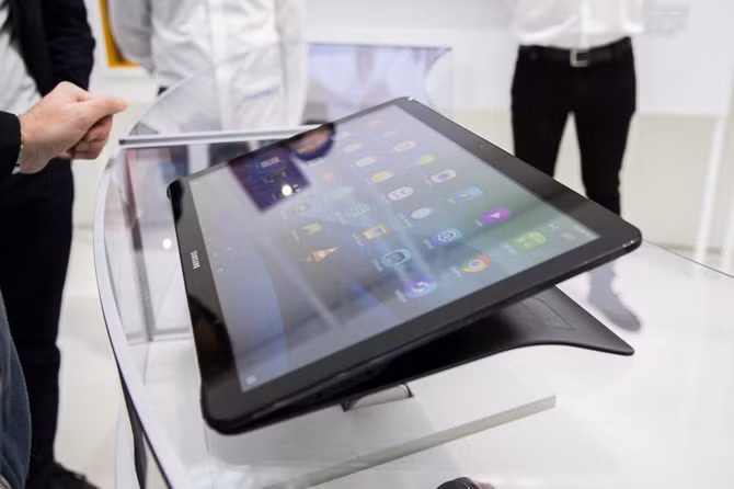 Cũng có thể đặt máy theo góc nghiêng (stand mode) để xem từ trên xuống.