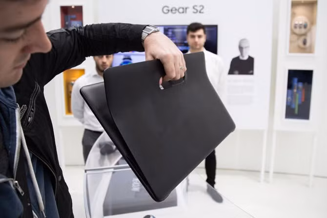 Khi xách thì chỉ cần một tay.