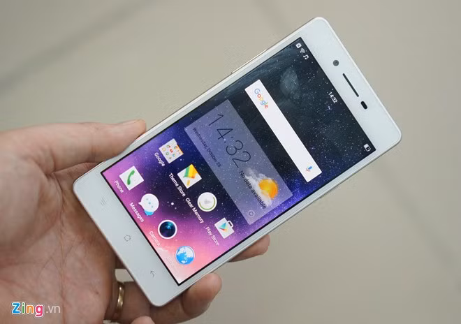 Neo 7 được thiết kế vuông vức, màn hình 5 inch vừa tay với đại đa số người dùng. Máy có sẵn miếng dán màn hình ở mặt trước.