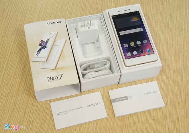 Hộp đựng máy được làm cầu kỳ, in hình sản phẩm kèm wallpaper, khá giống iPhone 6S của Apple. Phụ kiện đi kèm máy gồm cục sạc lớn, cáp và tai nghe. Một số smartphone tầm thấp gần đây thương loại bỏ tai nghe để tiết kiệm chi phí.