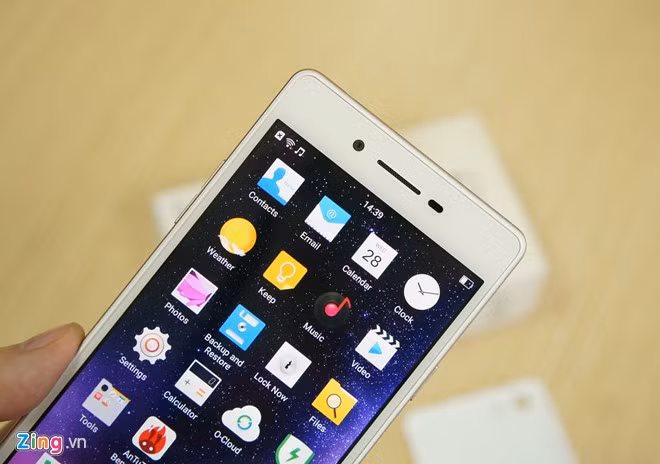 Máy có dung lượng lưu trữ trong 16 GB, RAM 1 GB và pin 2.420 mAh. Hệ điều hành ColorOS 2.1 không có thanh app drawer. Tất cả các ứng dụng đều hiển thị trên màn hình chủ. Model này cũng hạn chế tối đa các ứng dụng rác.