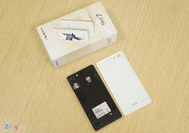 Máy có thể bỏ nắp lưng nhưng không thể tháo pin. Model này được thiết kế 2 SIM, có khe cắm thẻ nhớ.