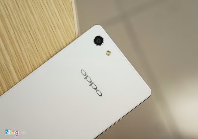 Mặt sau với camera 8 megapixel. Camera có một đường viền kim loại nhỏ, tránh cho mặt kính trà sát khi đặt nằm máy.