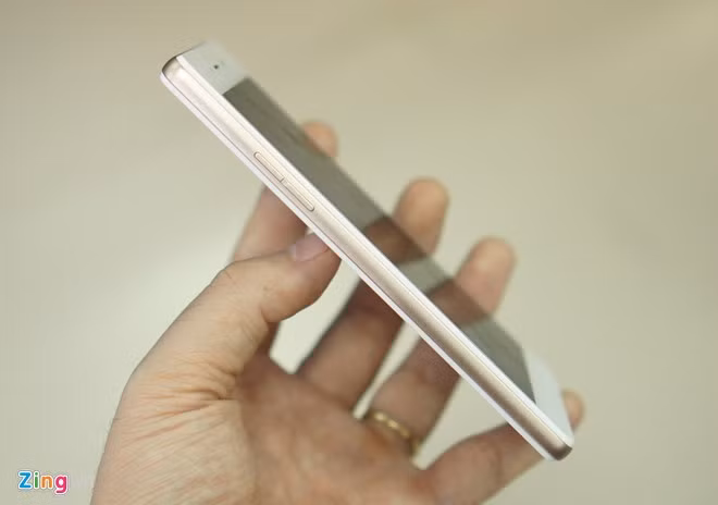 Bản Neo 7 dành cho thị trường Việt Nam có 2 điểm khác so với bản quốc tế: Thứ nhất, máy không có kết nối 4G, thứ hai, máy dùng chip MediaTek MT6582 tốc độ 1,3 GHz (lõi tứ) và đồ hoạ Mali-400 MP2. Bản 4G dùng chip Qualcomm Snapdragon 410.