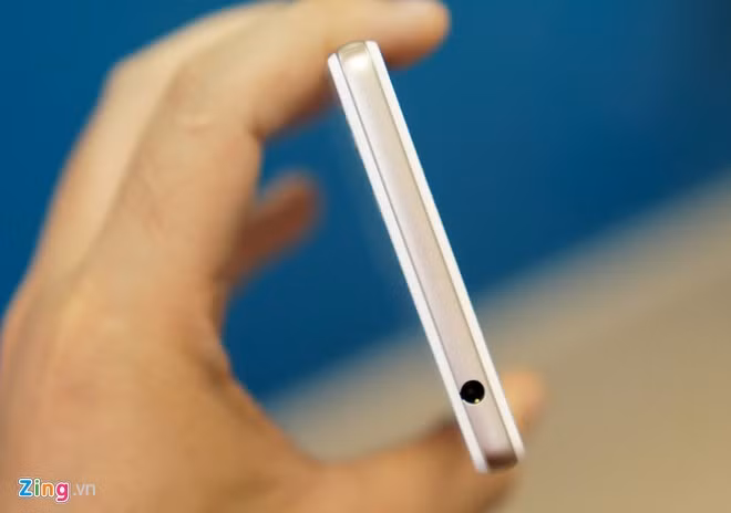 Máy có một đường viền giả kim loại chạy dọc thân - hơi giống với cách thiết kế cổ điển của iPhone 4 và 4S trước đây.