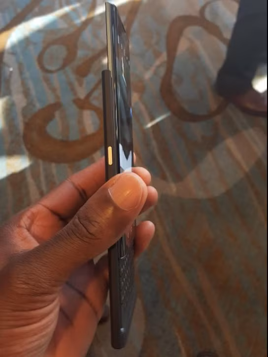 Về cấu hình, Priv dự kiến sử dụng chipset Snapdragon 808, RAM 3GB, camera sau 18MP, chạy hệ điều hành Android và có thể chạy đồng thời một vài tùy biến BB (dù điều này chưa rõ ràng).