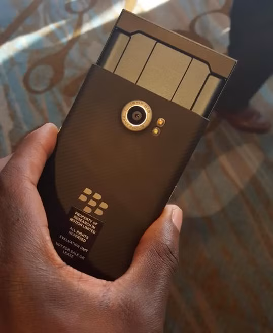 Việc chiếc Priv quay lại với phong cách nắp trượt là một điều khá thú vị bởi đây là kiểu dáng mà người dùng khá ưa chuộng trước khi màn hình cảm ứng xuất hiện. Màn hình trượt lên không làm cho mất sự cân bằng của chiếc điện thoại mà vẫn mang tới sự thoải mái cho người dùng khi đánh máy. Khi thanh trượt đóng lại, chiếc smartphone sẽ hiện thị một bàn phím trên màn hình cho phép người dùng gõ nhanh.