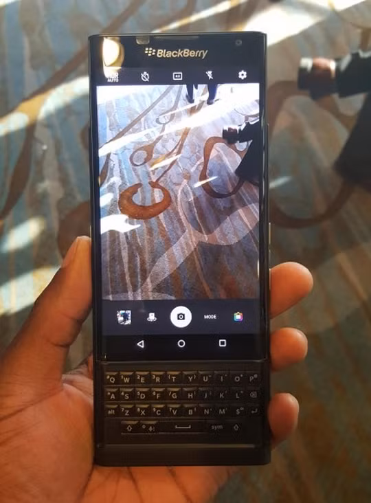 Điều thú vị là báo cáo gần đây cho biết chiếc Priv mỏng hơn cả Galaxy Note 5 (7.6 mm) dù trọng lượng nặng hơn (171g). Dự kiến, Priv sẽ có màn hình 5.4 inch độ phân giải 2K với 2 cạnh cong 2.5D.