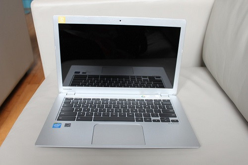  Toshiba's Chromebook 2. Toshiba trang bị cho Chromebook 2 một bộ vi xử lý Intel Celeron N2840 tốc độ cơ bản 2.16GHz và có thể tăng lên đến 2.58GHz khi cần thiết. Toshiba cũng cung cấp một bộ nhớ RAM 4GB DDR3 1600MHz, nhiều hơn so với những gì bạn đã thấy trên các chiếc Chromebook khác như: Lenovo N20p và Samsung Chromebook 2. Chromebook 2 của Toshiba là một chiếc máy tính xách tay tiện dụng, nó phù hợp với những công việc thường xuyên phải di chuyển. Nó không sở hữu cấu hình quá mạnh, không làm việc với những đòi hỏi “khủng” như những chiếc máy tính xách tay thực thụ, vì nó không thể vừa xem bộ phim chuẩn HD 1080p với hơn 10 tab trình duyệt web được sử dụng. Nhưng nó vẫn đáp ứng được những công việc cơ bản cho người dùng, để họ có thể làm việc được ở bất kỳ đâu, bất kỳ thời gian nào.